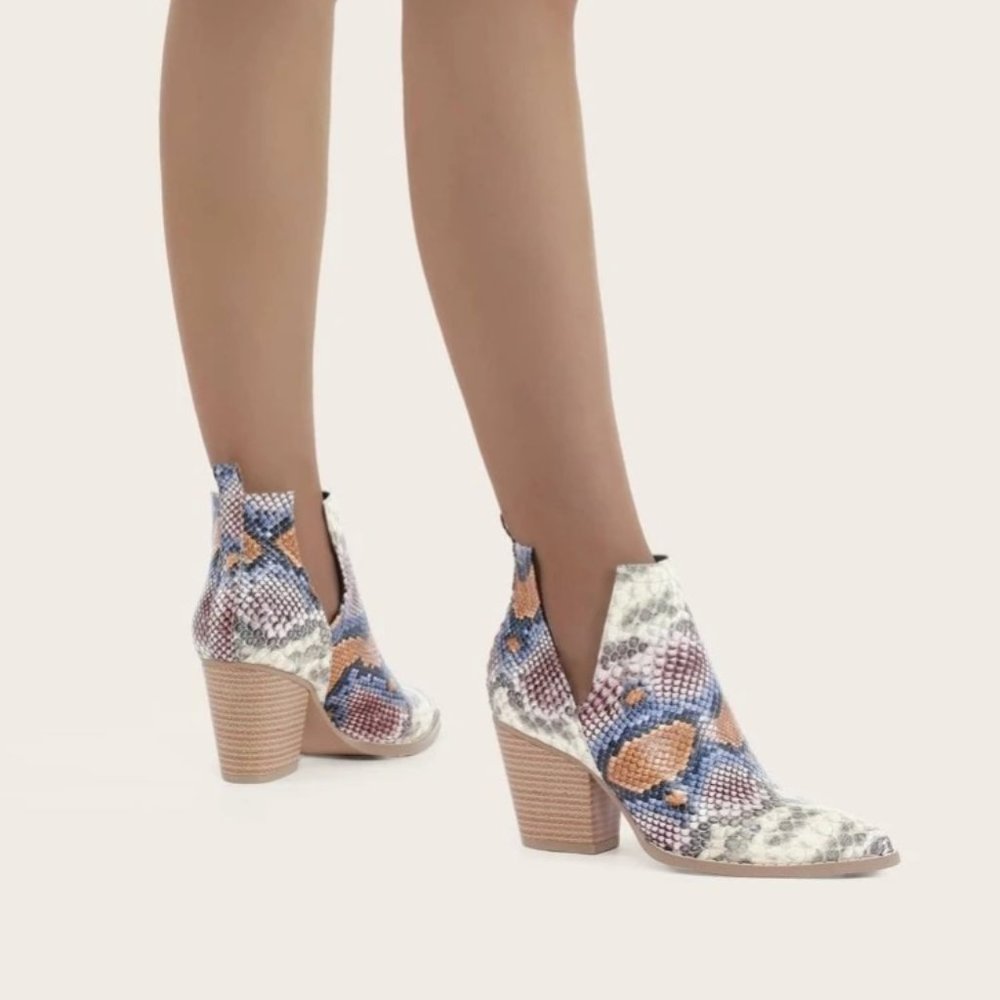 V-Cut Snake Pattern Boots - Picture 2 of 7